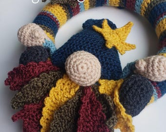 Könnte beinhalten: Ein handgefertigter Häkelkranz in Marineblau, Gelb, Burgunderrot und Beige. Der Kranz hat ein Sonnenblumen-Design mit Sternakzenten und dem Text "Jasmine Art Works".