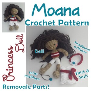 K&ouml;nnte beinhalten: H&auml;kelanleitung f&uuml;r eine Moana-Puppe. Die Puppe ist braun mit schwarzen Haaren und tr&auml;gt einen wei&szlig;en Rock und ein rotes Oberteil. Die Anleitung enth&auml;lt Anweisungen zum Herstellen eines Haarbands mit einer Blume, einer Halskette und eines Rocks mit einer Sch&auml;rpe.