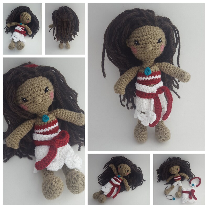 K&ouml;nnte beinhalten: H&auml;kelpuppe mit braunen Haaren, einem wei&szlig;en und roten Kleid und einer t&uuml;rkisfarbenen Halskette. Die Puppe tr&auml;gt einen wei&szlig;en und roten Rock mit einer roten Sch&auml;rpe.
