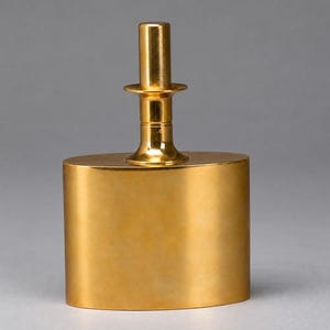 Op de afbeelding: Een metallic goudkleurige fles met een glad, ovaalvormig lichaam en een slanke, cilindrische hals met een kleine horizontale, schijfvormige kraag nabij de bovenkant. Het object heeft een uniforme, reflecterende afwerking en een strak ontwerp.