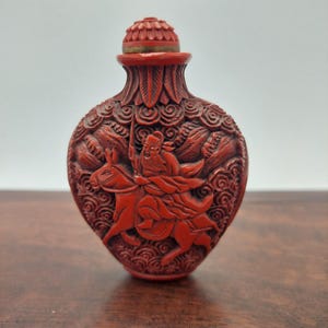 Antike rote Zinnoberlack-Schnupftabakflasche aus China späte Qing 19.Jh.