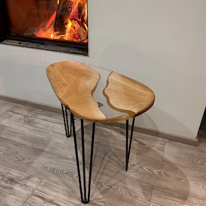 Designer side table in wood and transparent resin – Pebble shape, French craftsmanship