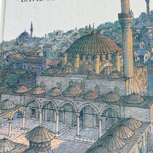 以下が含まれることがあります： デヴィッド・マコーレイ著『MOSQUE』のブックカバー。大きな中央ドーム、複数の小さなドーム、高いミナレットを備えたモスクのインクと水彩による詳細なイラストが描かれており、背景には丘陵地の街並みが広がっている。