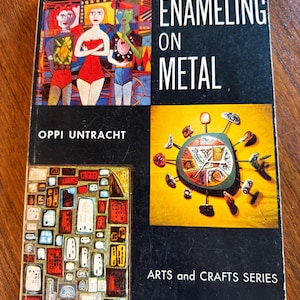 Peut inclure: Couverture de livre avec le titre "ENAMELING ON METAL" par Oppi Untracht. La couverture présente trois images abstraites colorées. Le livre fait partie de la "ARTS and CRAFTS SERIES".