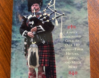 Schottische Clans und Tartans – ein illustrierter Taschenbuchführer aus dem Jahr 2002 mit Informationen zu über 140 Clans, ihrer Geschichte, Tartans und vielem mehr. 272 Seiten.