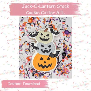 Puede incluir: Una pila de tres galletas con temática de Halloween con forma de jack-o'-lanterns, con decoraciones de murciélagos. La galleta superior es de color verde claro, la del medio es gris y la inferior es naranja. La imagen incluye el texto "Jack-O-Lantern Stack Cookie Cutter STL" y "Instant Download".