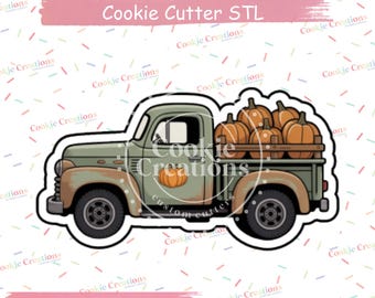 Può includere: Un tagliabiscotti a forma di camioncino verde vintage pieno di zucche arancioni. Il testo "Pumpkin Truck Cookie Cutter STL" è visualizzato sopra il camion, e "Instant Download" sotto.
