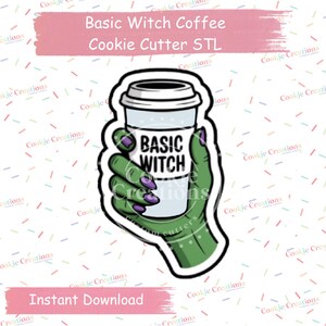 Puede incluir: Una mano verde con uñas moradas sostiene una taza de café blanca con la inscripción "BASIC WITCH". La imagen es un diseño de cortador de galletas con el texto "Basic Witch Coffee Cookie Cutter STL" e "Instant Download".