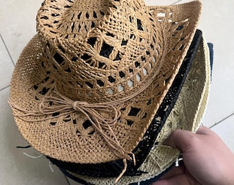 Puede incluir: Un conjunto de tres sombreros de paja, el sombrero de arriba es marrón con un diseño tejido y una cinta marrón atada en un lazo. El sombrero del medio es negro y el sombrero de abajo es beige.