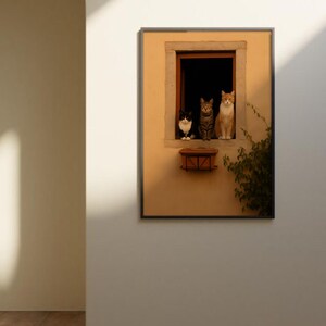 Puede incluir: Tres gatos sentados en una ventana, mirando hacia afuera. Los gatos son un gato atigrado, un gato blanco y negro y un gato jengibre. La ventana está en un edificio amarillo con una pequeña jardinera debajo.