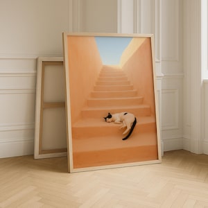 Póster "Snooze" iluminado por el sol: Gato durmiendo en una escalera mediterránea. Estampado animal minimalista. Arte mural en color melocotón suave. Descarga digital serena.