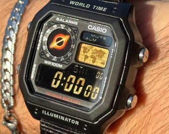 Custom Casio AE1200 “Black Hole” Mod –Negativ-Orange Filter | Weltzeit Digitaluhr | Themed Retro Uhr | Kundenspezifisches Geschenk für Raumliebhaber