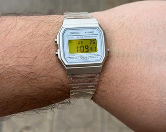 Gelbe Casio F-91W Mod Armbanduhr: Gelbe polarisierte Anzeige