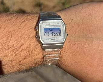 Casio F-91W SkyNight Mod Armbanduhr: Polarisierte Anzeige, transparentes Gehäuse