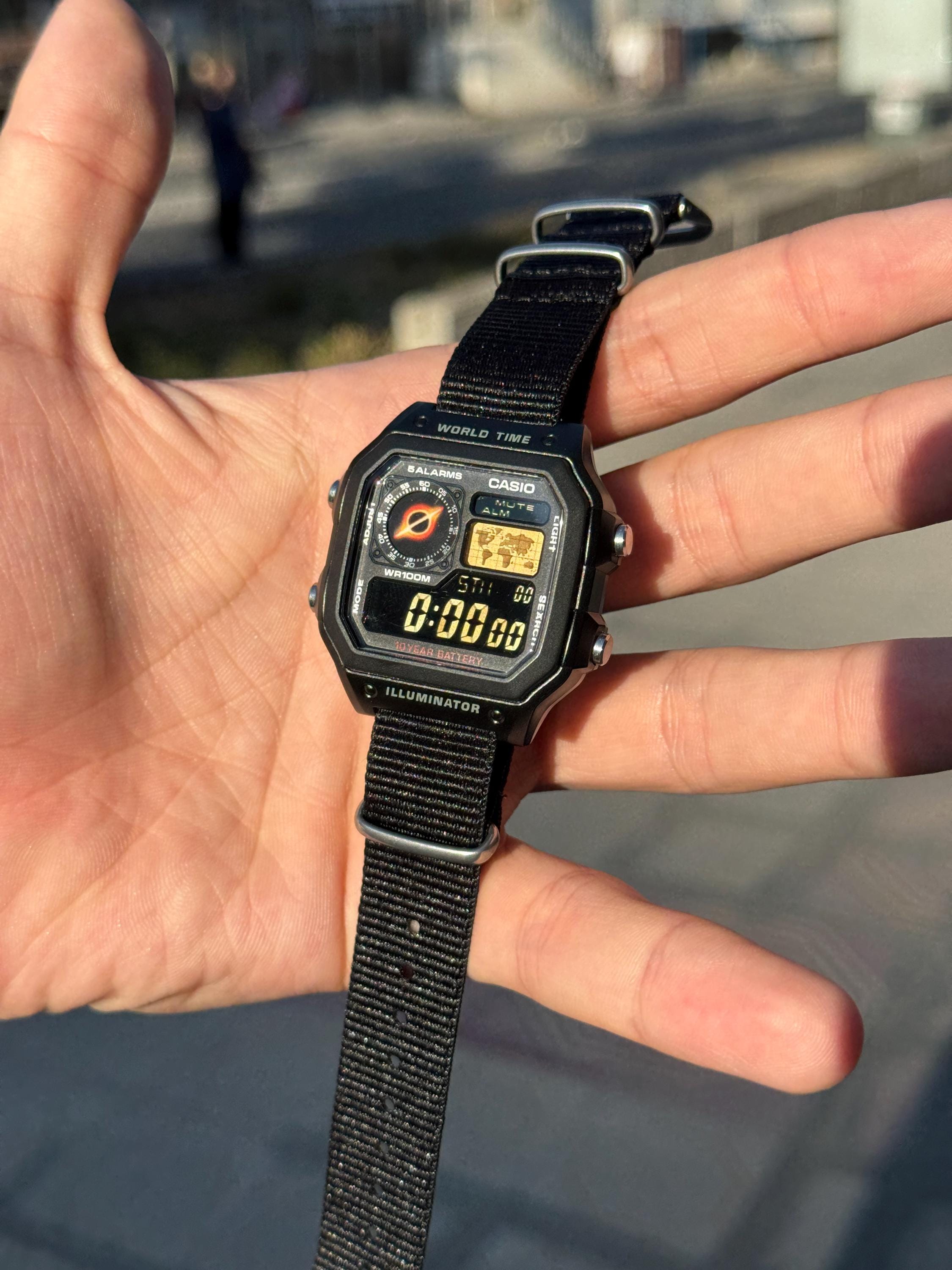 カシオ AE1200「ブラックホール」カスタムモッド - ネガティブオレンジ