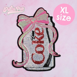 Puede incluir: Parche de lentejuelas de tamaño XL con forma de lata de Coca-Cola con un lazo rosa. La lata es plateada con la palabra "Coke" en lentejuelas rojas. El lazo y la cinta son rosas e iridiscentes. El parche tiene un borde negro y el texto "Patch Pop" está en la esquina superior izquierda.