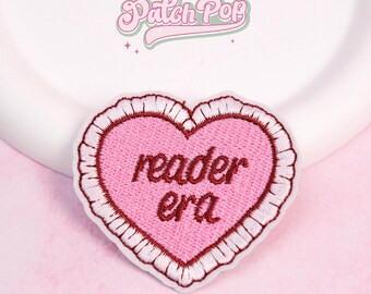 Parche bordado con forma de corazón rosa de la época del lector para planchar: un bonito parche para amantes de los libros.