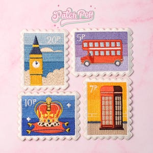 Può includere: Quattro toppe ricamate a forma di francobolli. I disegni includono il Big Ben, un autobus a due piani rosso, una corona e una cabina telefonica. Le toppe hanno un bordo smerlato bianco e il testo "Patch Pop".
