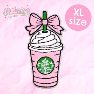 Puede incluir: Parche bordado rosa con forma de bebida de café con un lazo y el texto "XL size". El parche presenta el logotipo de Starbucks en verde y blanco. El texto "Patch Pop" está en la esquina superior izquierda.