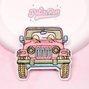 Può includere: Toppa ricamata raffigurante una Jeep rosa con dettagli azzurri e gialli. La toppa presenta il testo "Patch Pop" in un carattere corsivo. Il design della Jeep è dettagliato e giocoso, perfetto per personalizzare abbigliamento o accessori.