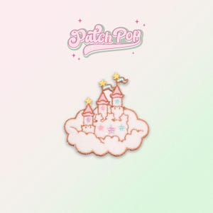 Könnte beinhalten: Ein gestickter Patch mit einem rosa und weißen Schloss auf einer Wolke mit Sternen. Der Patch trägt die Aufschrift "Patch Pop" in einer Retro-Schrift.