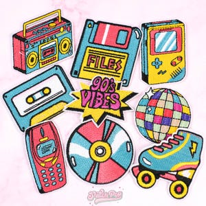 Peut inclure: Ensemble de patchs brodés sur le thème des années 90. Comprend un lecteur de cassettes, une disquette avec le texte "FILES", une console de jeu portable, une cassette audio, un téléphone portable, un CD, une boule disco et un patin à roulettes. Couleurs vives.
