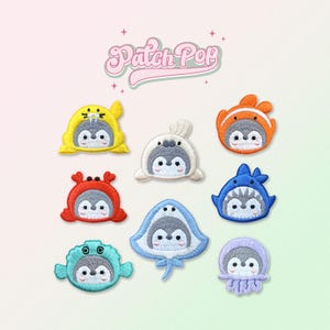 Puede incluir: Nueve parches bordados para planchar que representan un pingüino con diferentes disfraces de criaturas marinas. Los disfraces incluyen un cangrejo, una medusa, un caballito de mar, un tiburón, una raya, una foca, un pez y un pulpo. Los parches son todos de diferentes colores y tienen un estilo lindo y de dibujos animados.