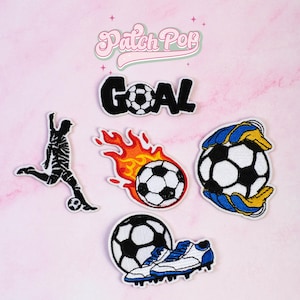 Puede incluir: Un conjunto de cinco parches bordados con temática de fútbol. El set incluye la palabra GOAL con un balón, un jugador chutando, un balón en llamas, un balón sujeto por guantes de portero y un balón junto a unas botas de fútbol.