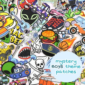 Könnte beinhalten: Eine Sammlung farbenfroher, gestickter Aufnäher mit verschiedenen Designs, darunter ein Alien, ein Skateboarder-Astronaut, ein Hai, ein Hamburger, ein Basketball und eine Marine-Mütze. Die Aufnäher sind mit "mystery BOYS theme patches" beschriftet.