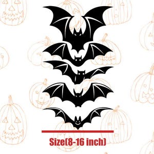 Pu&ograve; includere: Sagome nere di pipistrelli di varie dimensioni su sfondo bianco con zucche disegnate. Il testo "Size(8-16 inch)" &egrave; stampato in rosso. Tema di Halloween.