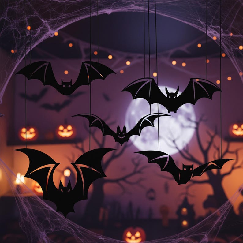 Pu&ograve; includere: Decorazioni a forma di pipistrello nero appese al soffitto, a tema Halloween. I pipistrelli sono sagomati su uno sfondo viola con una luna piena, ragnatele e zucche. I pipistrelli sono sospesi da sottili fili neri.
