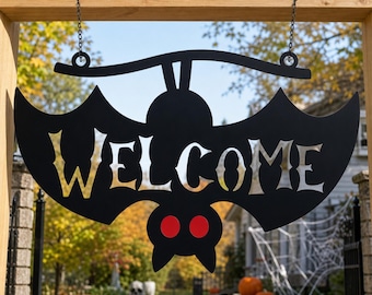 Cartello di benvenuto in metallo con pipistrello, decorazione gotica per porta d'ingresso con pipistrello dagli occhi rossi, decorazione gotica per ingresso, decorazione spettrale per la veranda di Halloween, regalo di Halloween