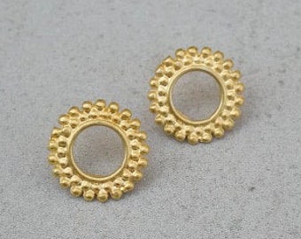 Small dotted circle stud earrings in gold Minimalist gold earrings Everyday earrings Gift for her