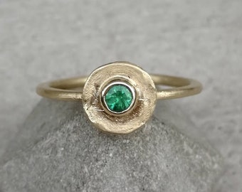 Vintage style gold ring with tiny green emerald stone 9K Gold ring Yellow gold Birthstone ring, Solid gold ring, Organic shape ring