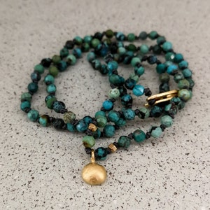 Collana turchese verde naturale Collana con goccia in oro 14k Collana con pietre preziose Regalo di dicembre Gioielli in turchese Collana con pietra portafortuna di dicembre