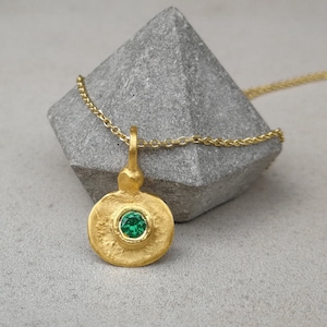 Vintage style gold pendant with tiny green emerald layering necklace, Gold Dainty Necklace, Delicate Pendant, Minimalist Necklace