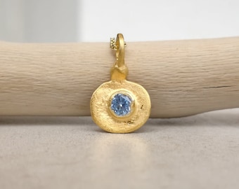 Colgante de oro vintage con pequeño collar de capas de topacio azul, colgante de oro de 14k, colgante delicado, piedra de nacimiento de diciembre, collar minimalista