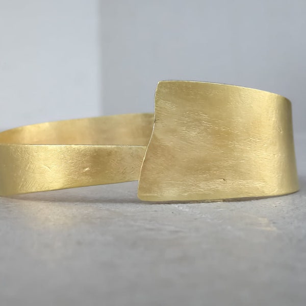 Goldband-Armreif, minimalistisches Armband, offener Armreif, dicker Armreif, breites Bandarmband, Geschenk für Sie