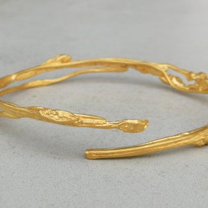 Guldfärgad kvistarmring, 24k guldpläterat sterlingsilver, botaniska smycken