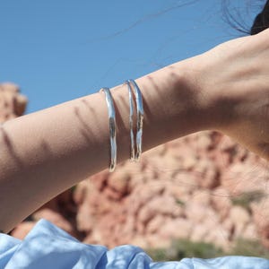 Brazalete minimalista de plata de ley: brazalete abierto con textura orgánica, joyería de plata hecha a mano.