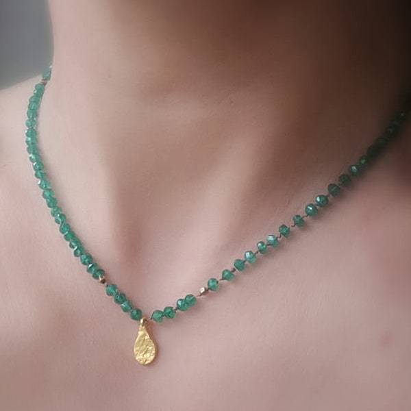 Handgeknüpfte Halskette mit grünen Onyxperlen und vergoldetem Silberanhänger, Edelsteinkette, Goldtropfenanhänger, Boho Halskette