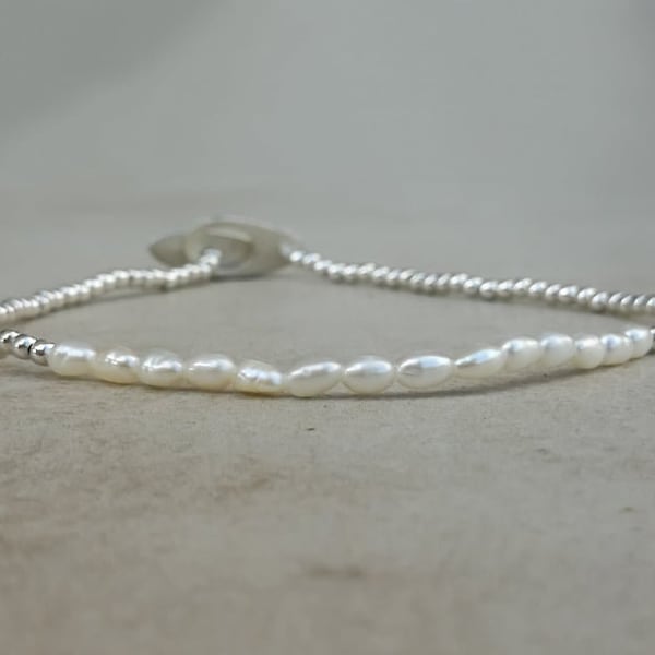 Pequeñas perlas blancas y pulsera de cuentas de plata de ley Pulsera de todos los días Joyería minimalista Pulsera delgada, Pulsera de novia
