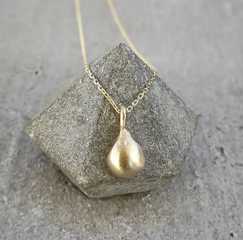 Gold teardrop necklace clearance