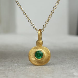 Vintage style gold pendant with tiny green agate layering necklace 9K 14K Gold pendant Yellow gold Gold Dainty Necklace Delicate Pendant