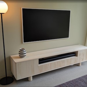 Planritning för TV Lowboard för skivspelare och soundbar. Lista över delar till urklipp och lådbeslag ingår.