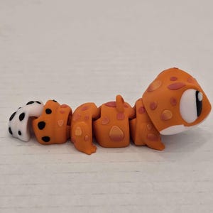Flexi Gecko Keychain – Articulated Sunburst Tangerine Lizard Fidget Toy – 3D Printed Pet