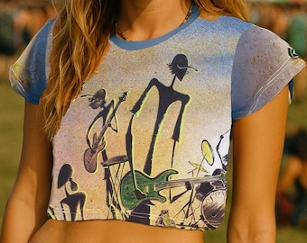 Camiseta corta de mujer con estampado de figuras de palo y banda de reggae. Ideal para amantes de la música y fans del reggae. Perfecta para festivales de música y conciertos.