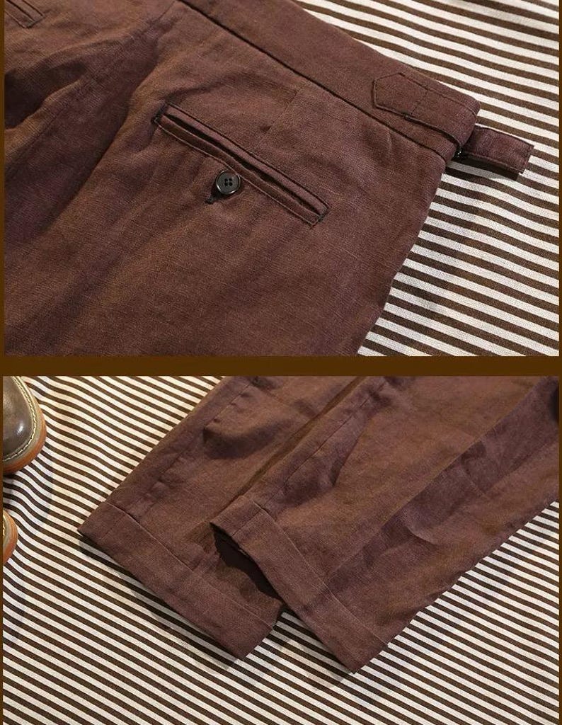 Pu&ograve; includere: Primo piano di pantaloni di lino marroni. I pantaloni hanno una tasca posteriore con bottoni e un dettaglio di passanti per cintura. Il tessuto ha un aspetto strutturato. I pantaloni sono piegati su uno sfondo a righe.