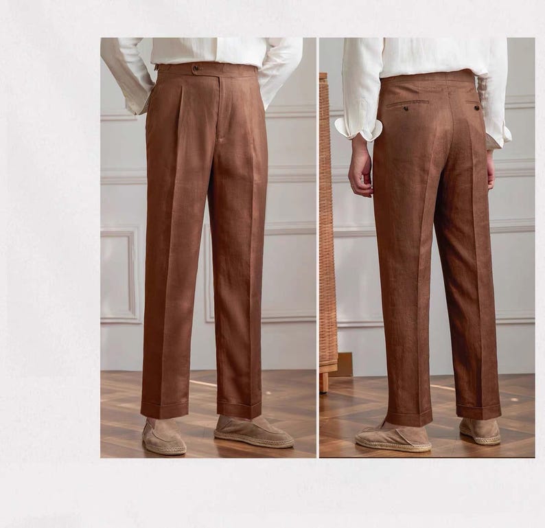 Pu&ograve; includere: Pantaloni in lino marrone a vita alta e pieghe. I pantaloni hanno una chiusura con bottoni e tasche. I pantaloni sono mostrati davanti e dietro, mettendo in risalto la vestibilit&agrave; sartoriale e il design classico. La modella indossa una camicia bianca e scarpe marroni.