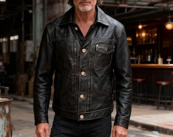 Jaqueta masculina vintage em couro legítimo de cavalo – modelo slim fit estilo motociclista com acabamento envelhecido na cor chá.